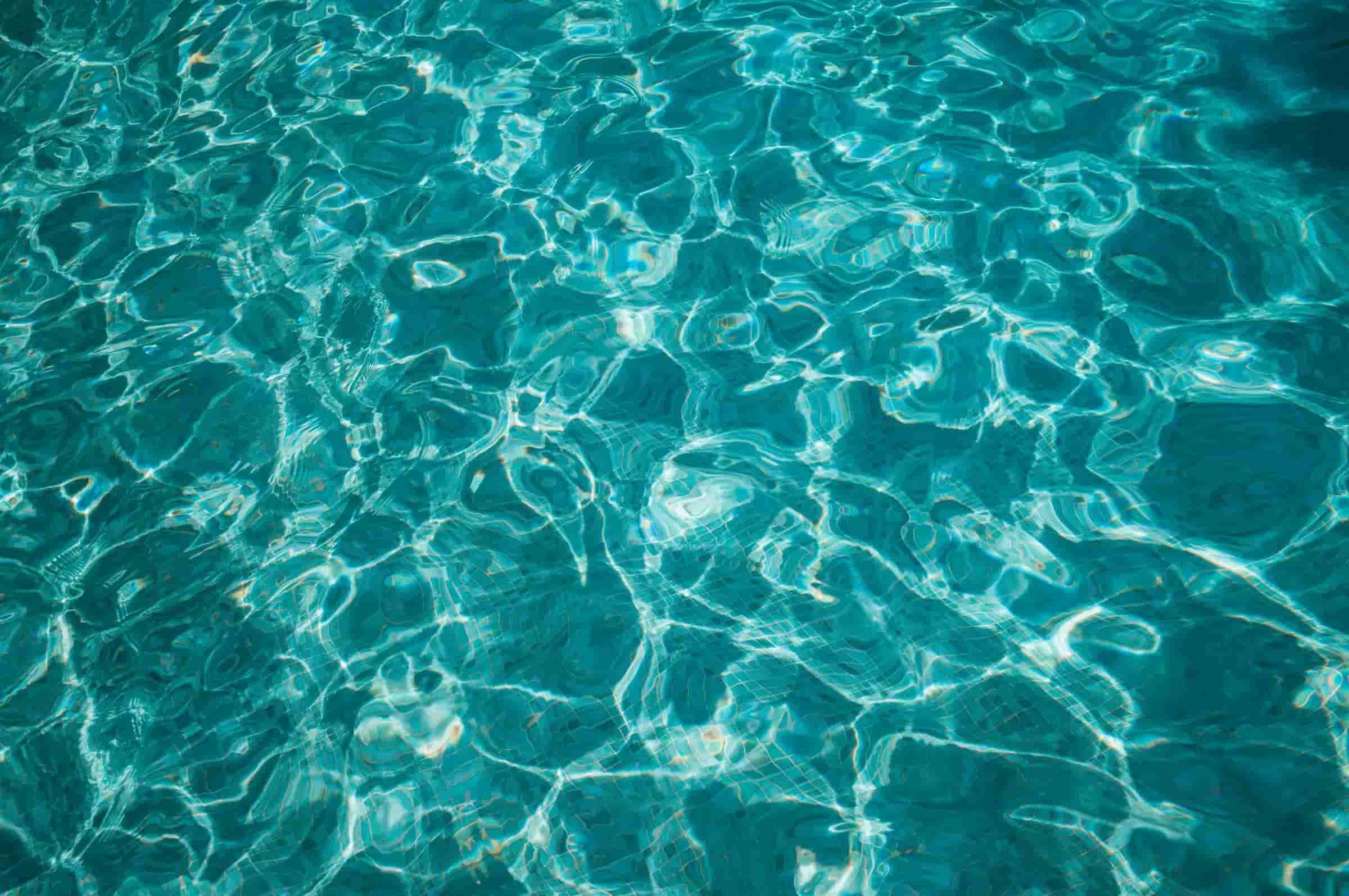 Piscina com vista ao entardecer