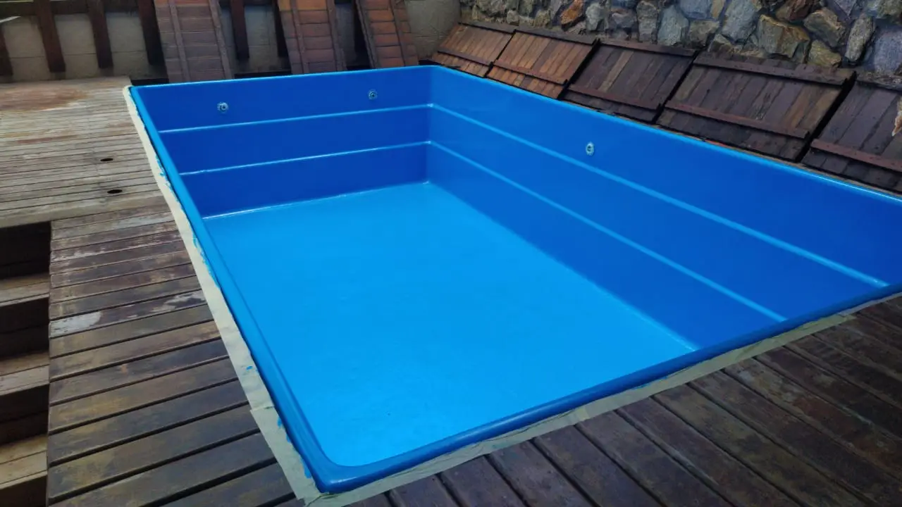 Piscina de fibra antes do conserto
