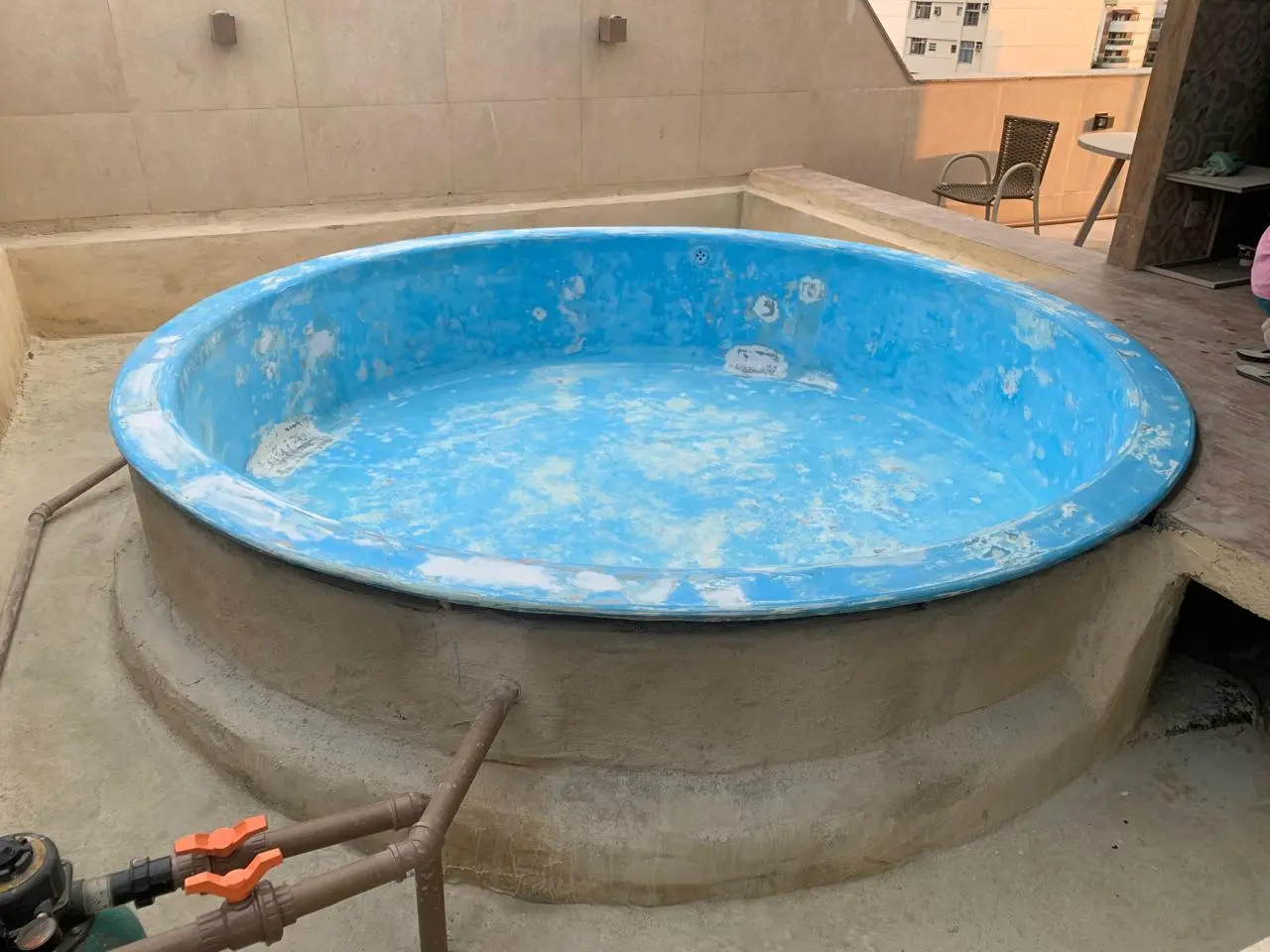 Piscina de fibra antes da pintura