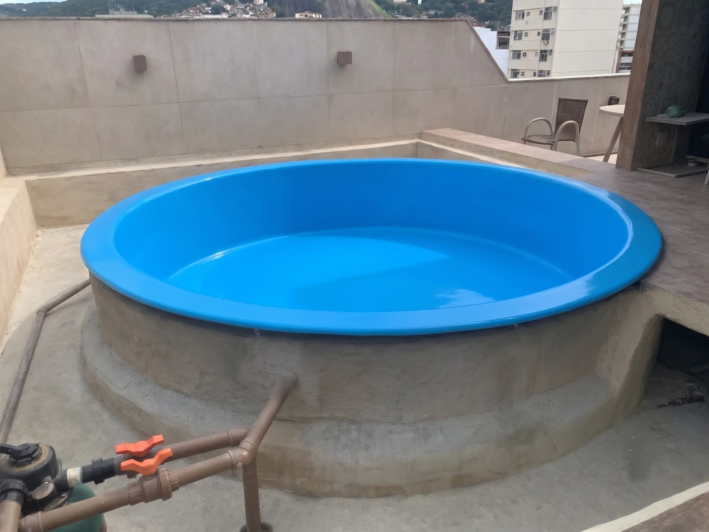 Piscina de fibra depois da pintura